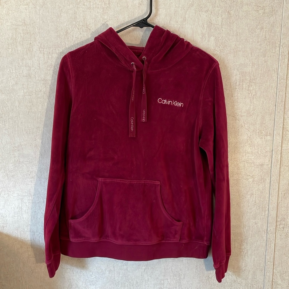 Calvin Klein long sleeve pullover burgundy sleep hoodie with 1 pocket. Size M